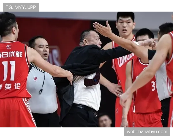 拉人犯规判罚要点裁判如何判断牵扯与阻碍