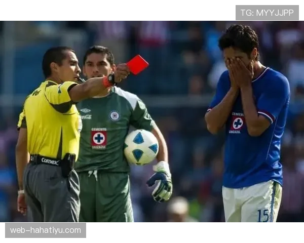 足球假动作规则解析：如何判定违例与裁判执法标准